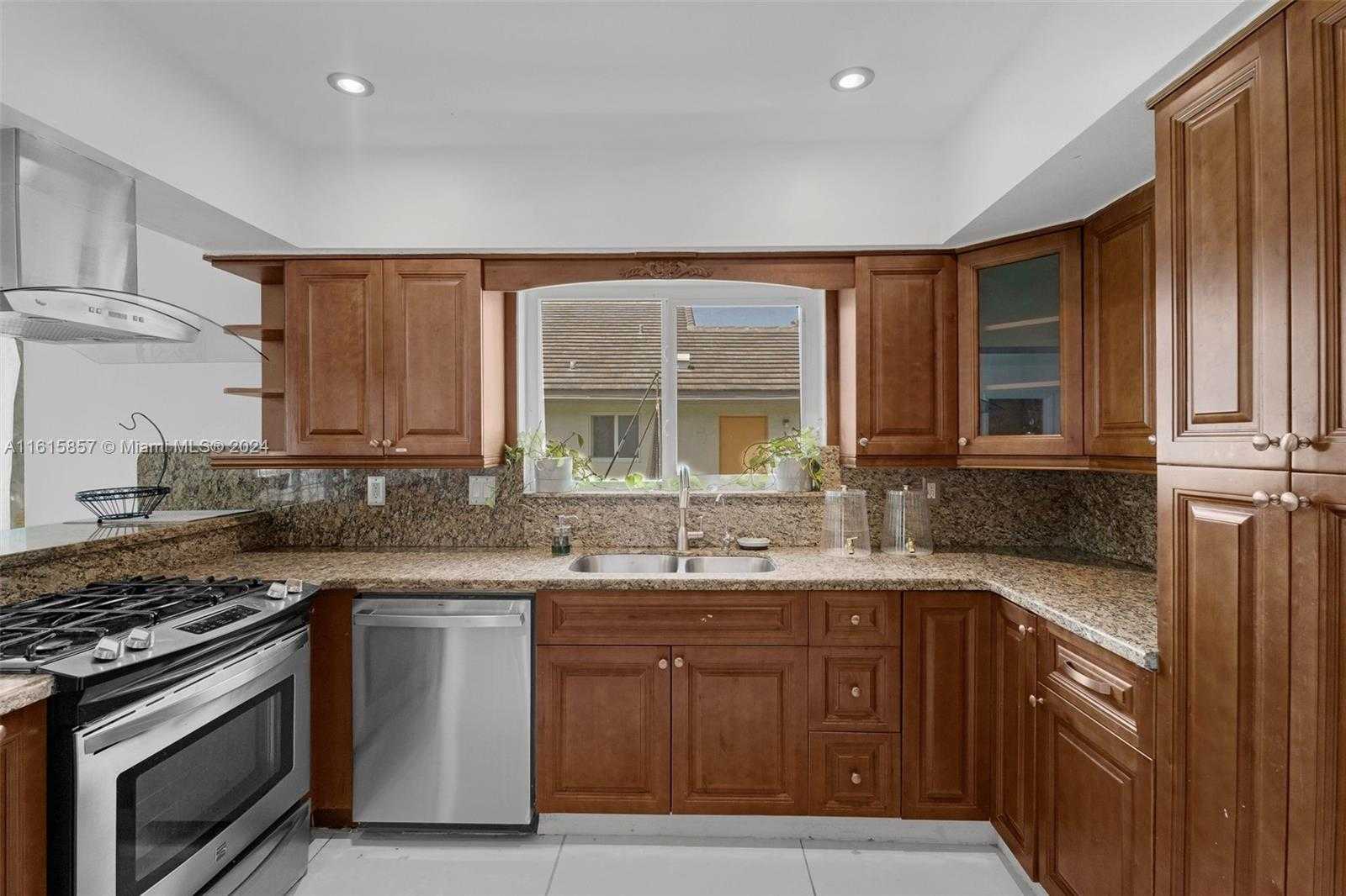Small Image of 633 NORTH CRESCENT DR, Hollywood Number 62