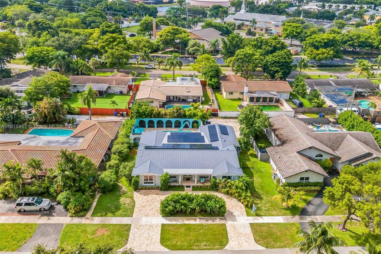 Small Image of 633 NORTH CRESCENT DR, Hollywood Number 77