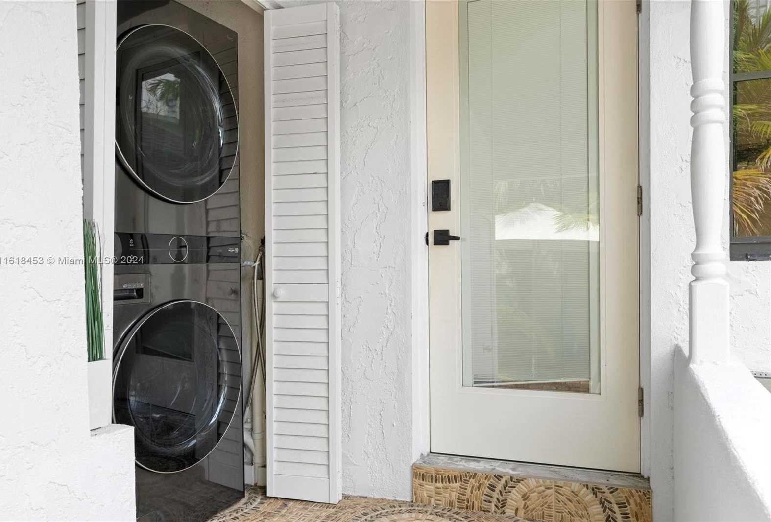 Small Image of 242 MERIDIAN AVE, Miami Beach Number 13