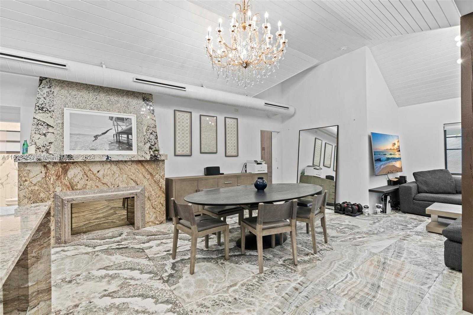Small Image of 242 MERIDIAN AVE, Miami Beach Number 3