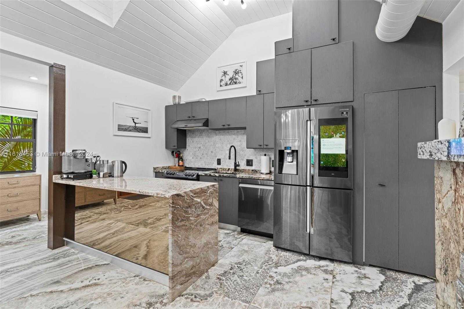 Small Image of 242 MERIDIAN AVE, Miami Beach Number 6