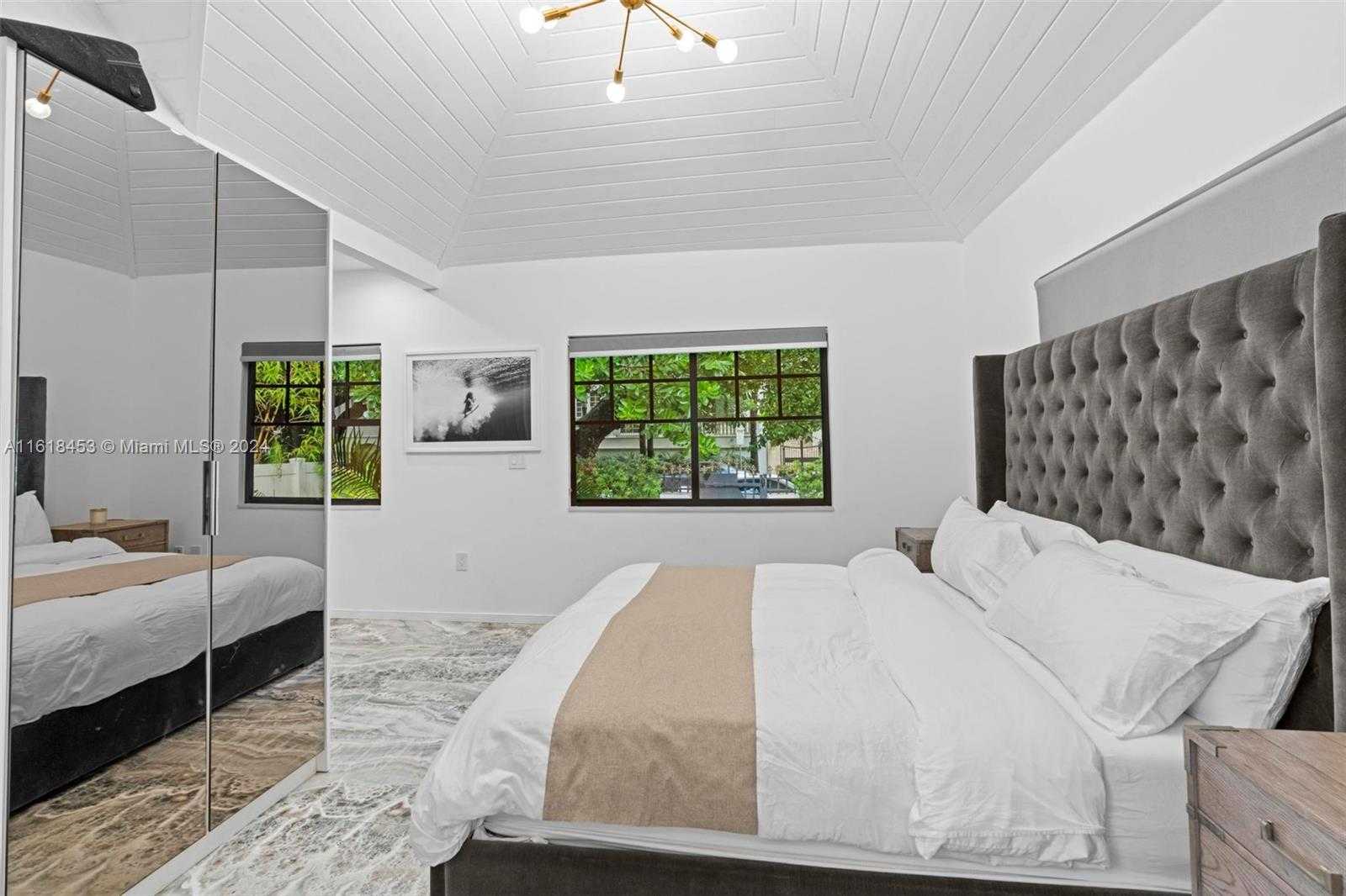 Small Image of 242 MERIDIAN AVE, Miami Beach Number 7