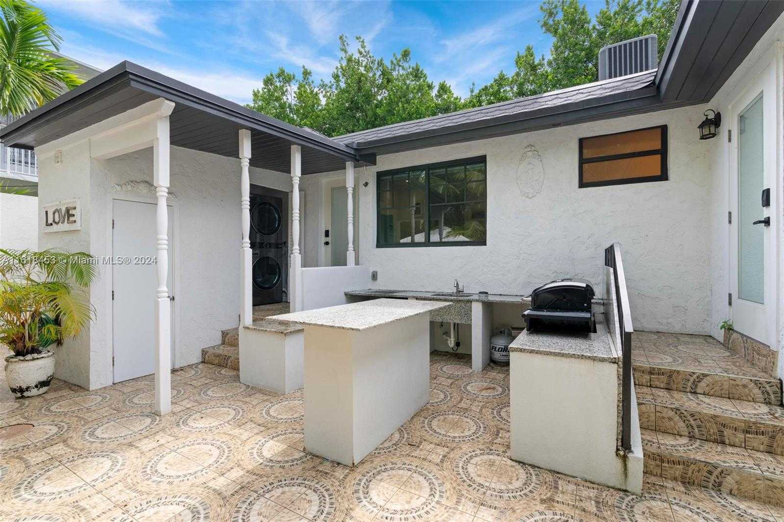 Small Image of 242 MERIDIAN AVE, Miami Beach Number 9