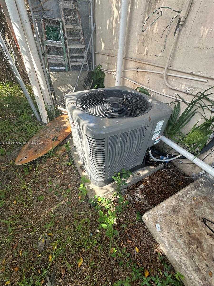 Small Image of 1619 MOFFETT ST, Hollywood Number 15