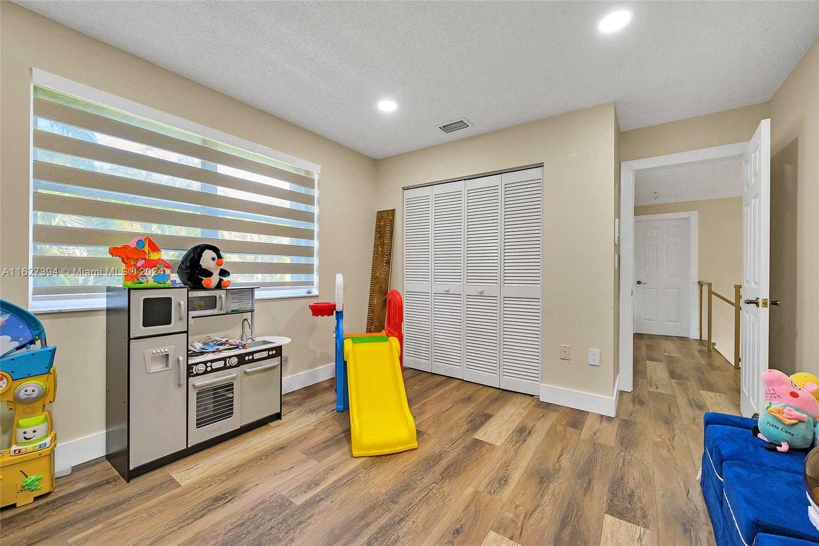 Small Image of 7949 NORTH WEST 188TH TER, Hialeah Number 28