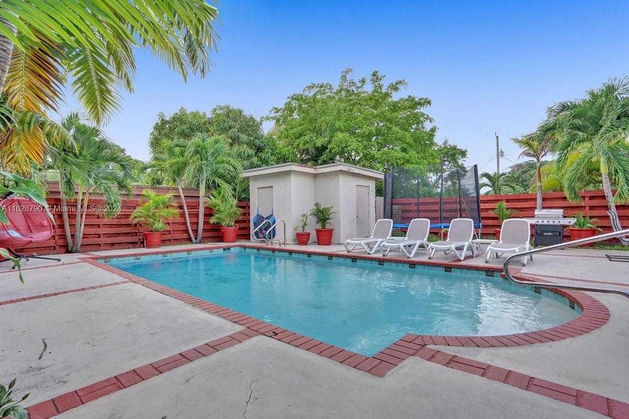 Small Image of 208 SOUTH WEST 2ND AVE, Hallandale Beach Number 2