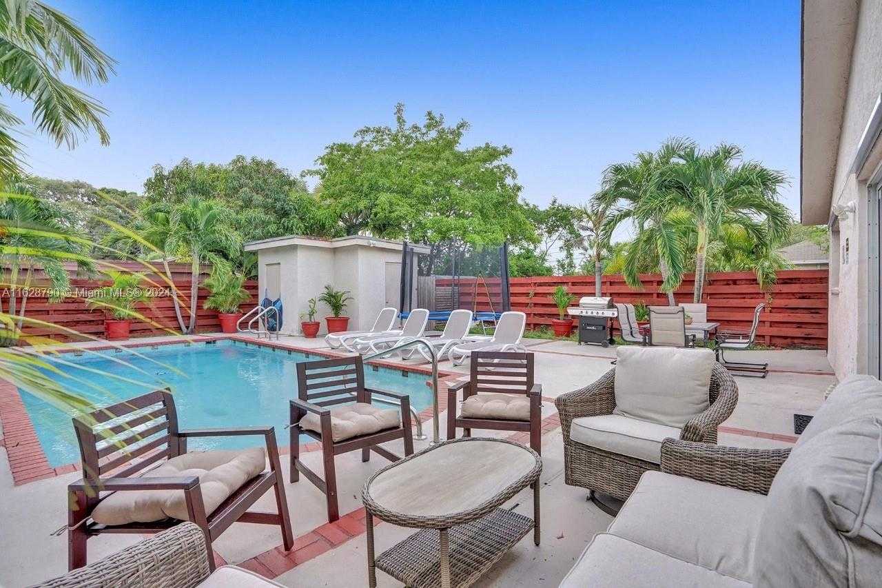 Small Image of 208 SOUTH WEST 2ND AVE, Hallandale Beach Number 3