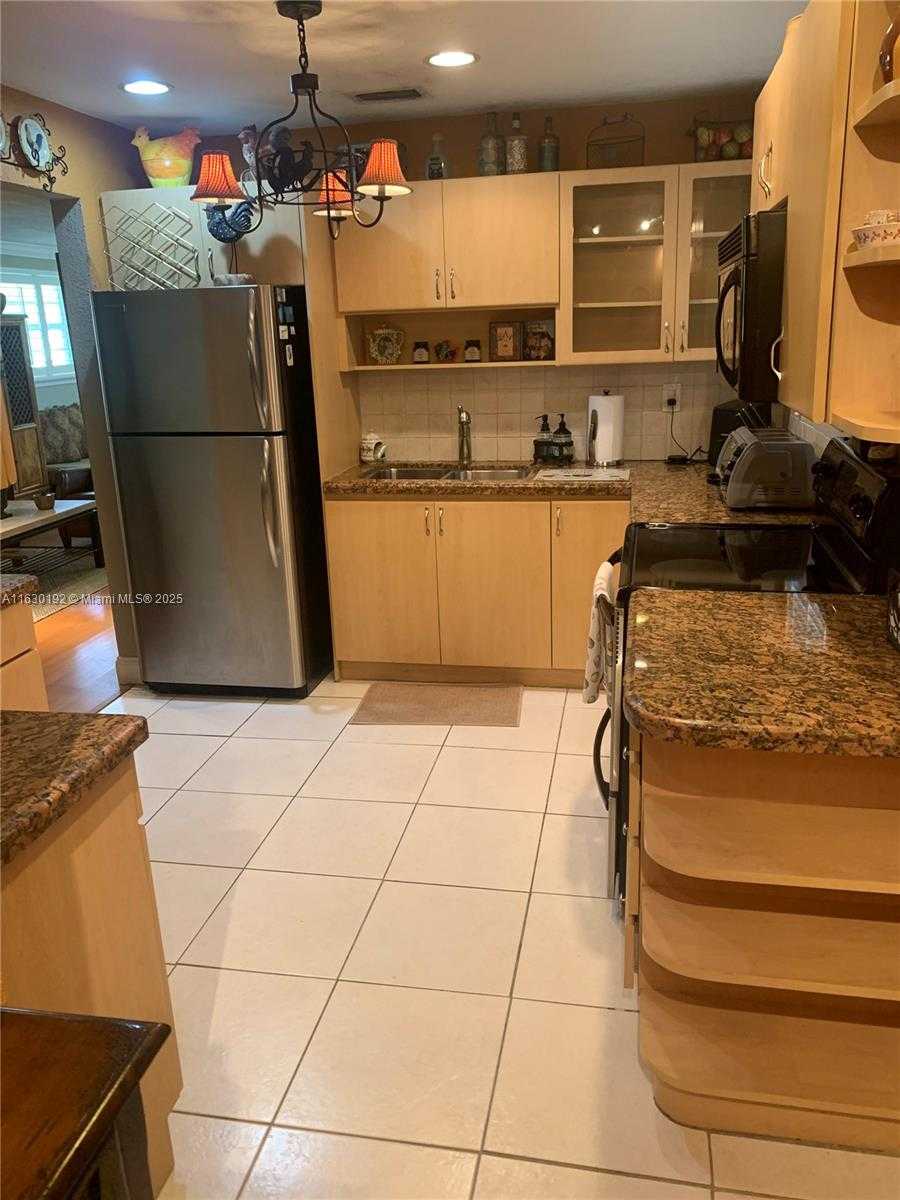 Small Image of 825 EL RADO ST, Coral Gables Number 12