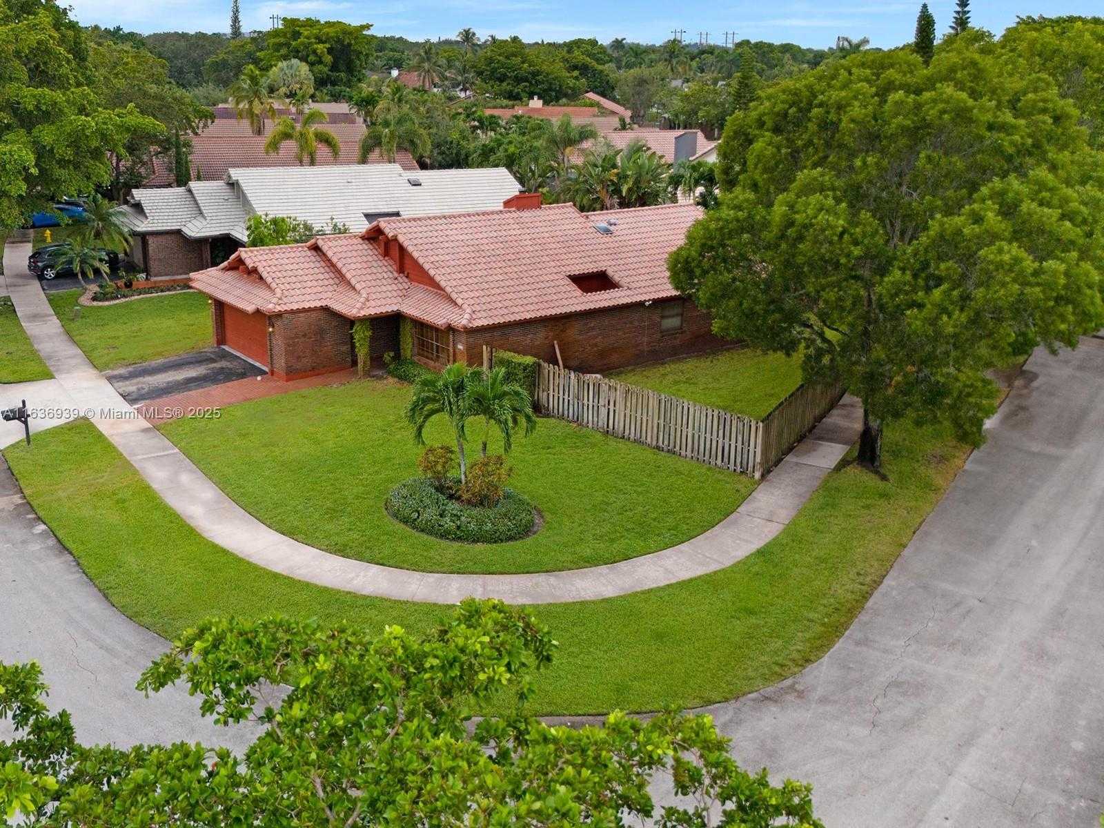 Small Image of 3440 EAST POINT DR, Cooper City Number 2