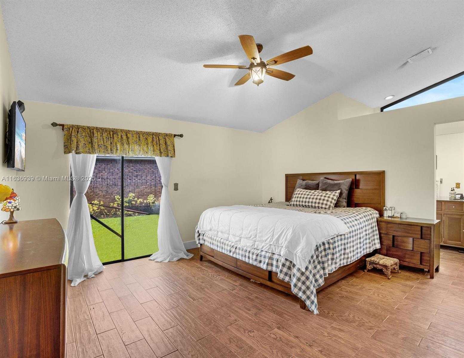 Small Image of 3440 EAST POINT DR, Cooper City Number 24