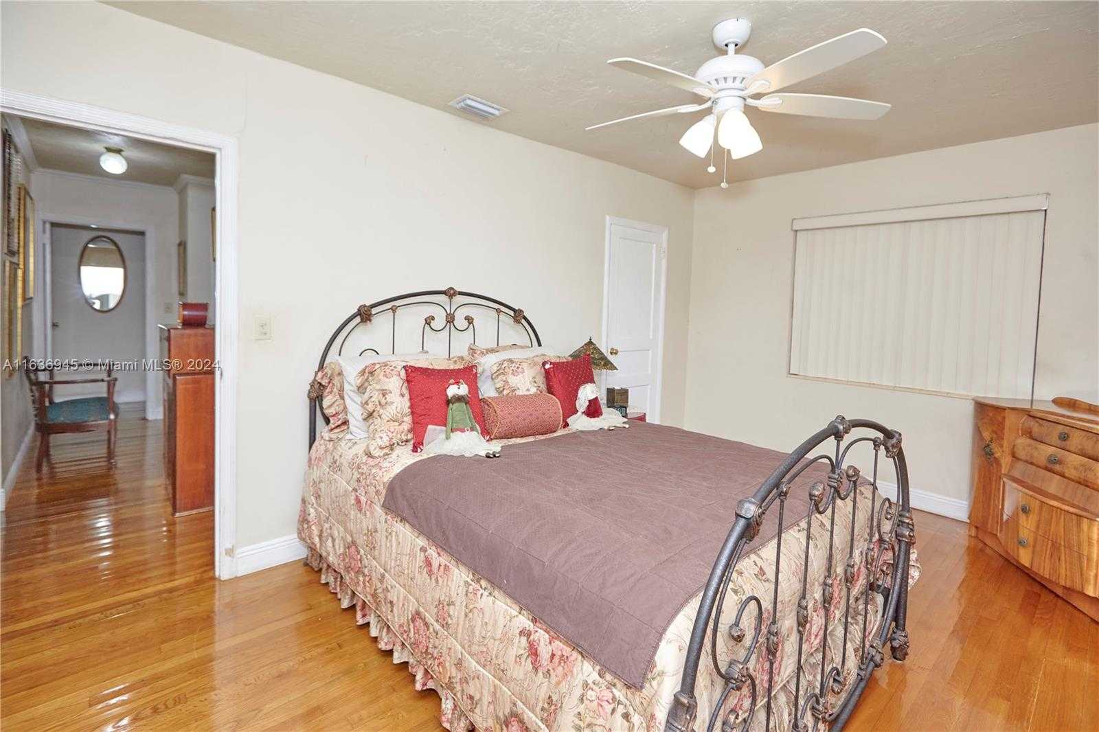 Small Image of 110, Coral Gables Number 33