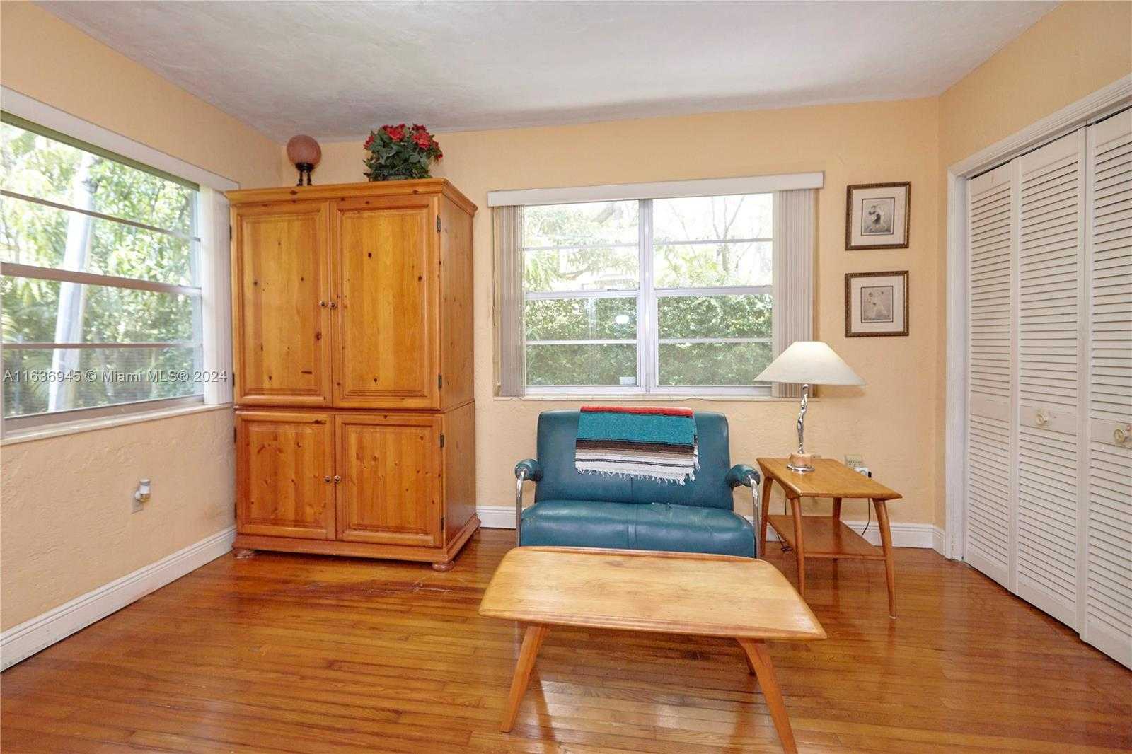 Small Image of 110, Coral Gables Number 9