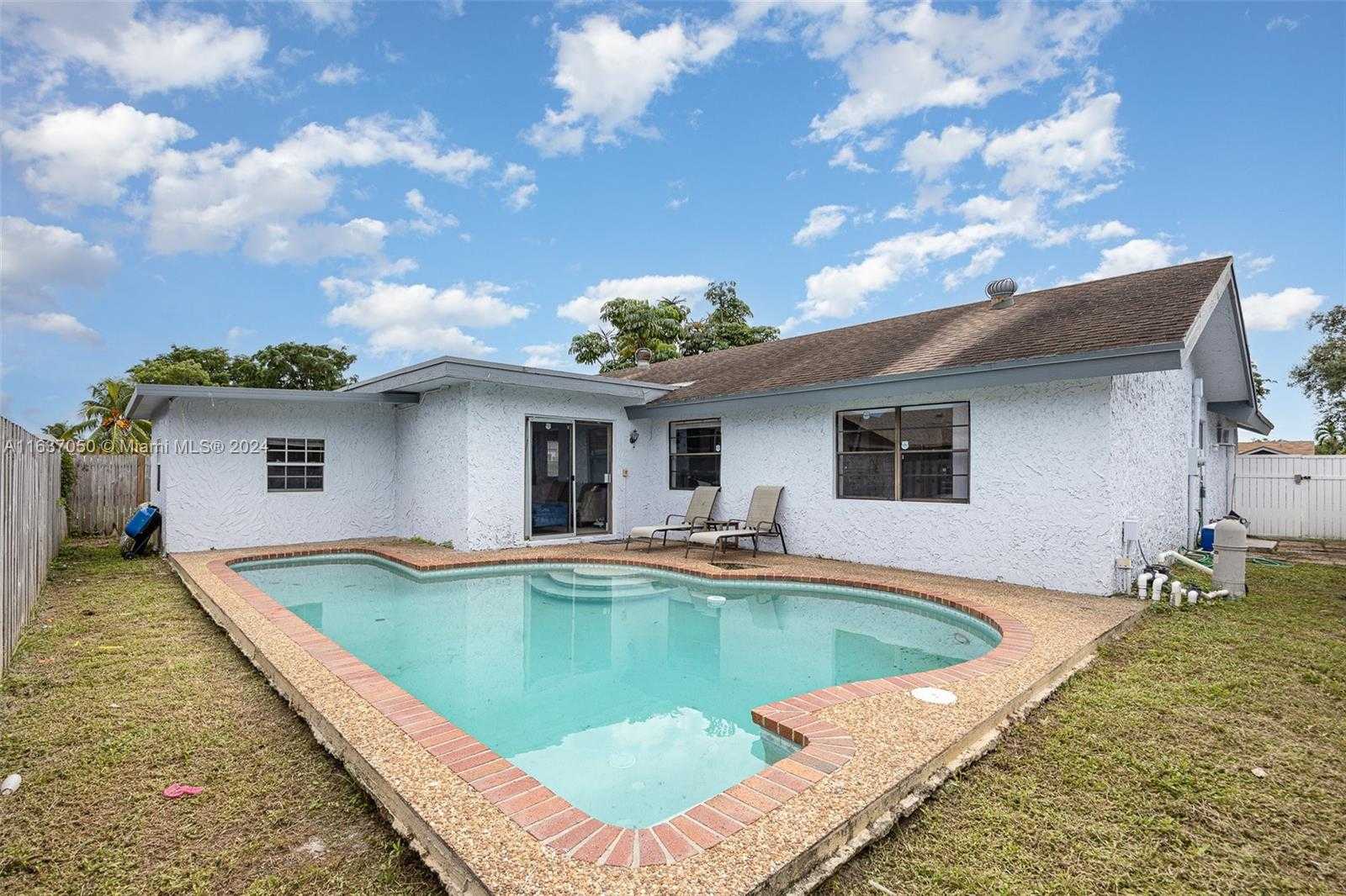 Small Image of 8205 SOUTH WEST 12TH PL, North Lauderdale Number 30