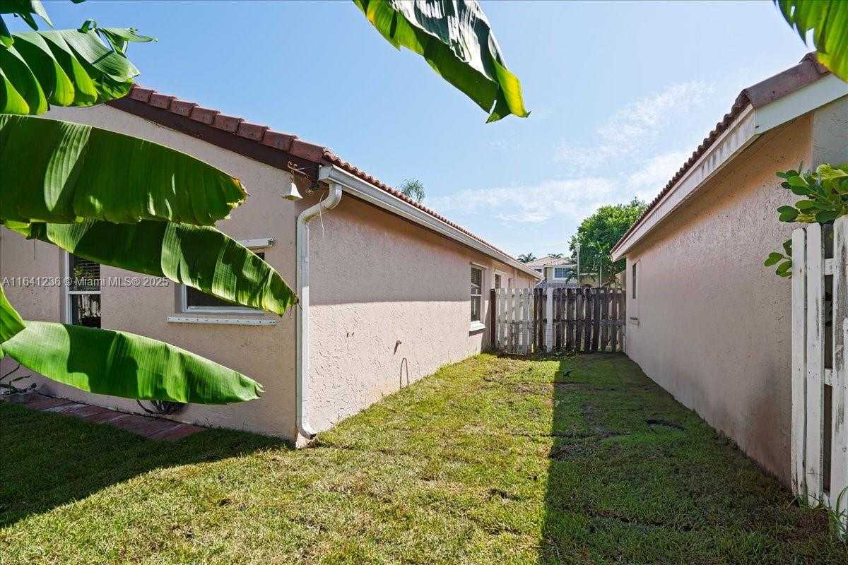 Small Image of 18022 SOUTH WEST 12TH CT, Pembroke Pines Number 26
