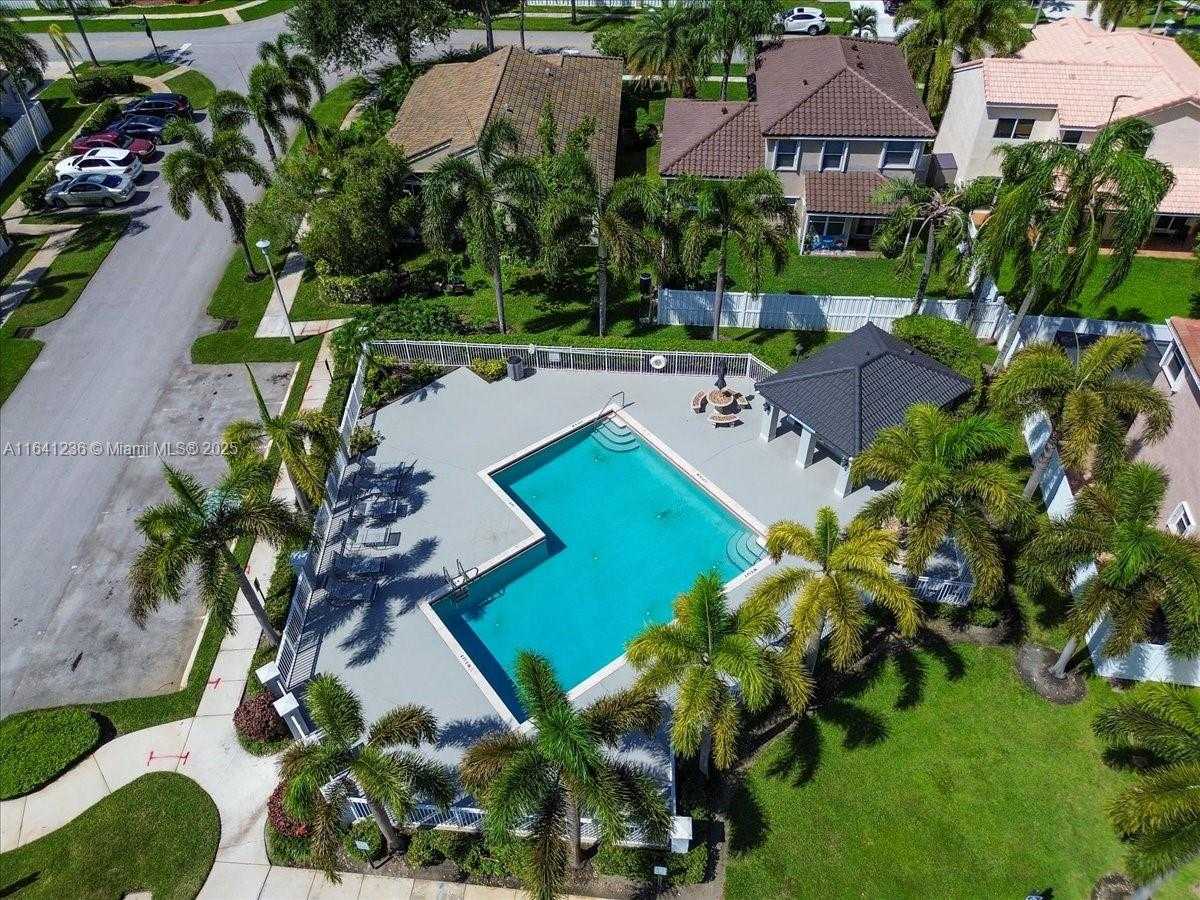 Small Image of 18022 SOUTH WEST 12TH CT, Pembroke Pines Number 4