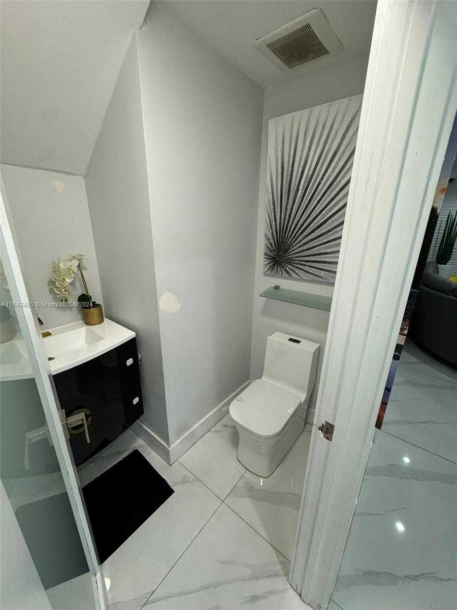 Small Image of 19010 NORTH WEST 78TH PL, Hialeah Number 18
