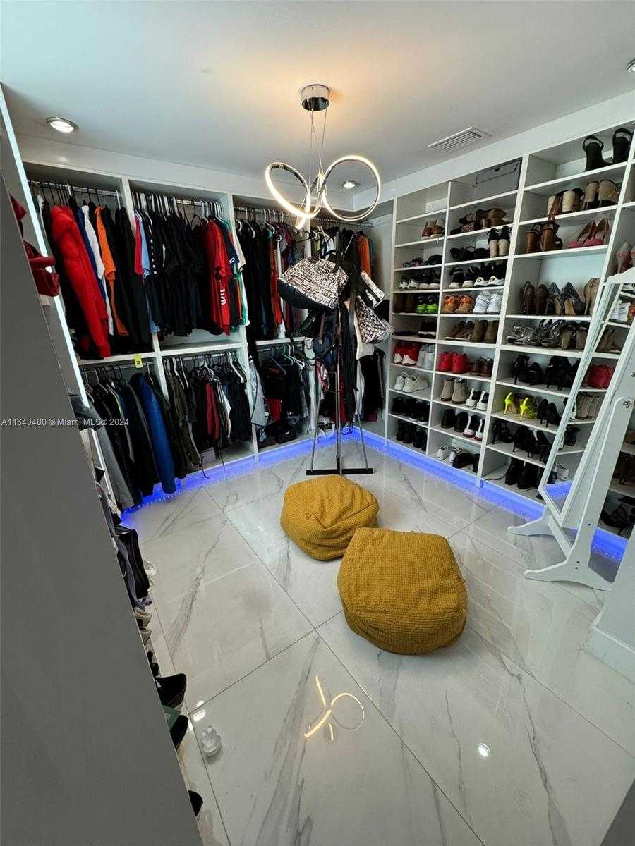 Small Image of 19010 NORTH WEST 78TH PL, Hialeah Number 22