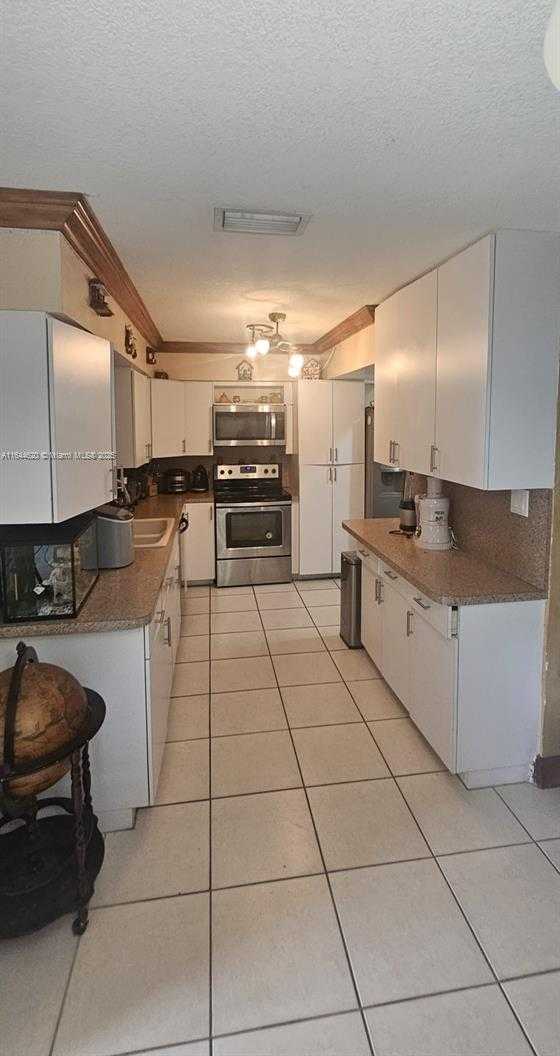 Small Image of 6605 NORTH WEST 77TH ST, Tamarac Number 12