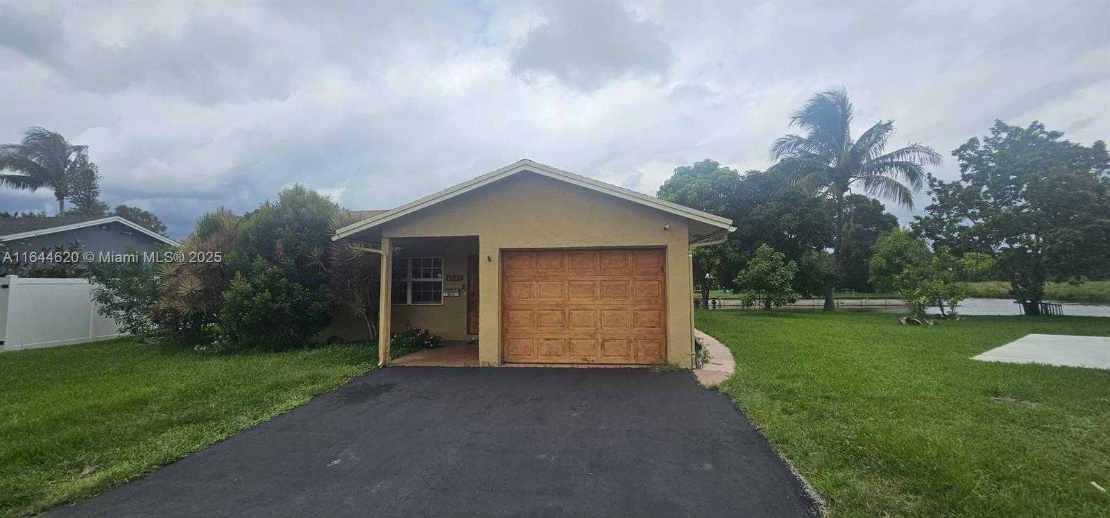 Small Image of 6605 NORTH WEST 77TH ST, Tamarac Number 2