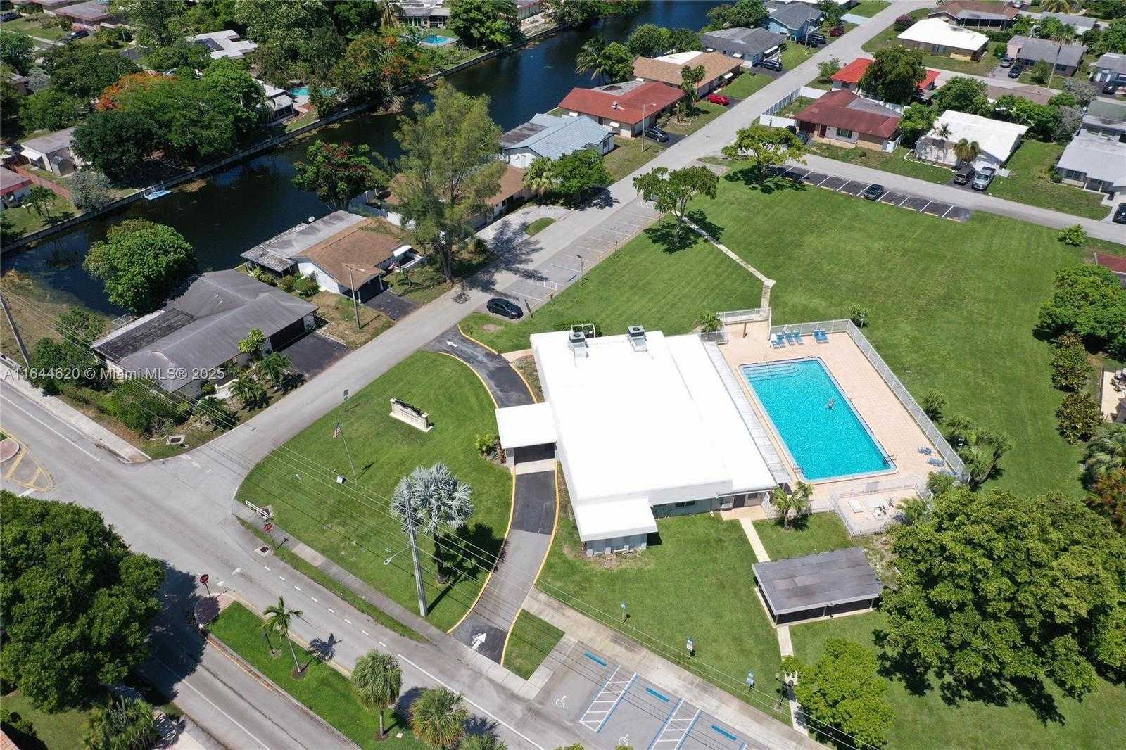 Small Image of 6605 NORTH WEST 77TH ST, Tamarac Number 21