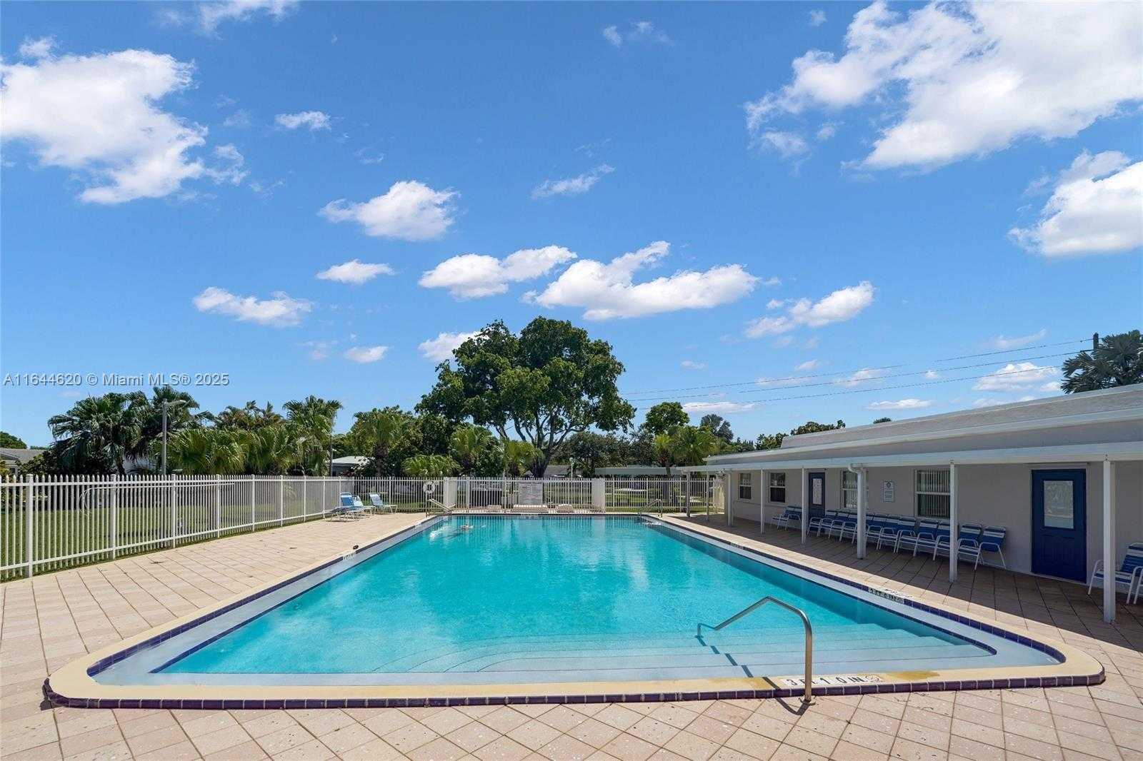 Small Image of 6605 NORTH WEST 77TH ST, Tamarac Number 23