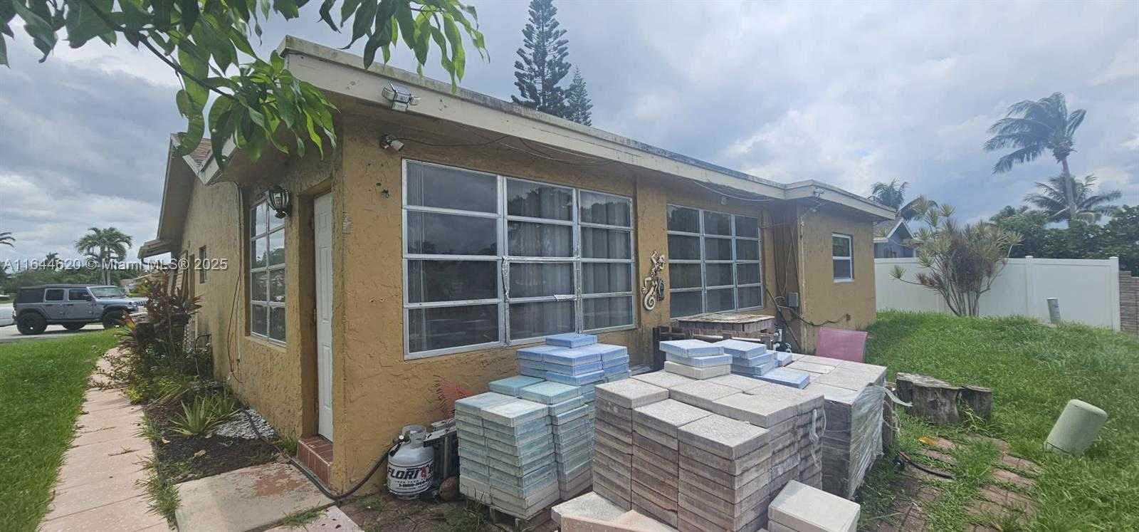 Small Image of 6605 NORTH WEST 77TH ST, Tamarac Number 3