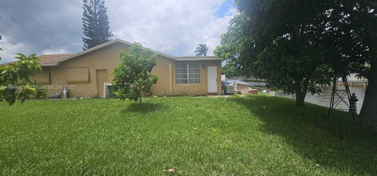 Small Image of 6605 NORTH WEST 77TH ST, Tamarac Number 4
