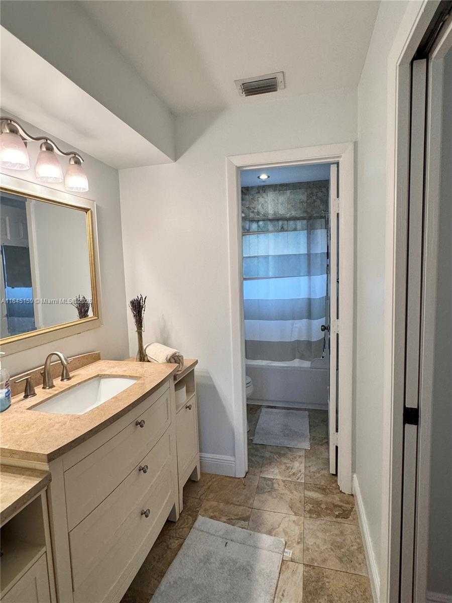 Small Image of 10202 Caracas St, Hollywood, FL 33026, USA Number 14