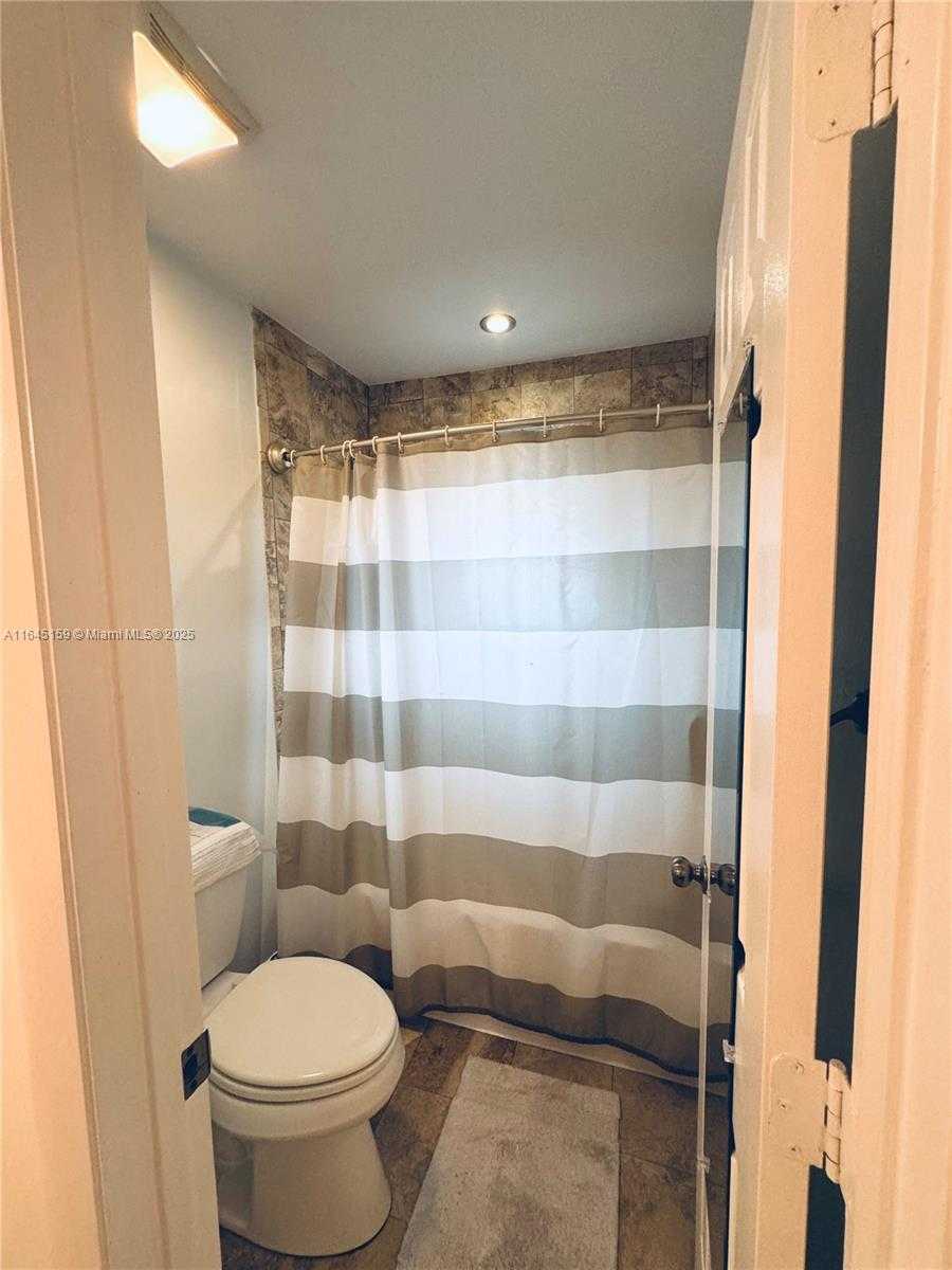 Small Image of 10202 Caracas St, Hollywood, FL 33026, USA Number 15