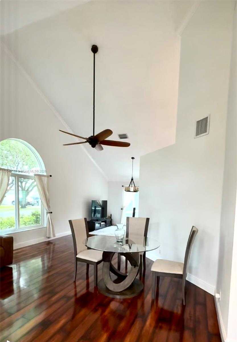 Small Image of 10202 Caracas St, Hollywood, FL 33026, USA Number 2