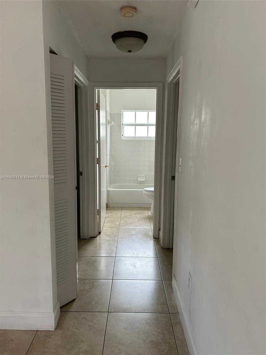 Small Image of 9136 NORTH WEST 192ND TER, Hialeah Number 10