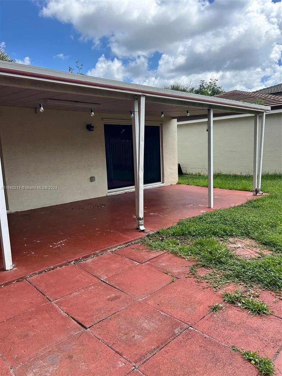 Small Image of 9136 NORTH WEST 192ND TER, Hialeah Number 14