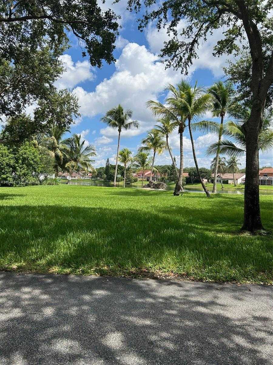Small Image of 9136 NORTH WEST 192ND TER, Hialeah Number 5