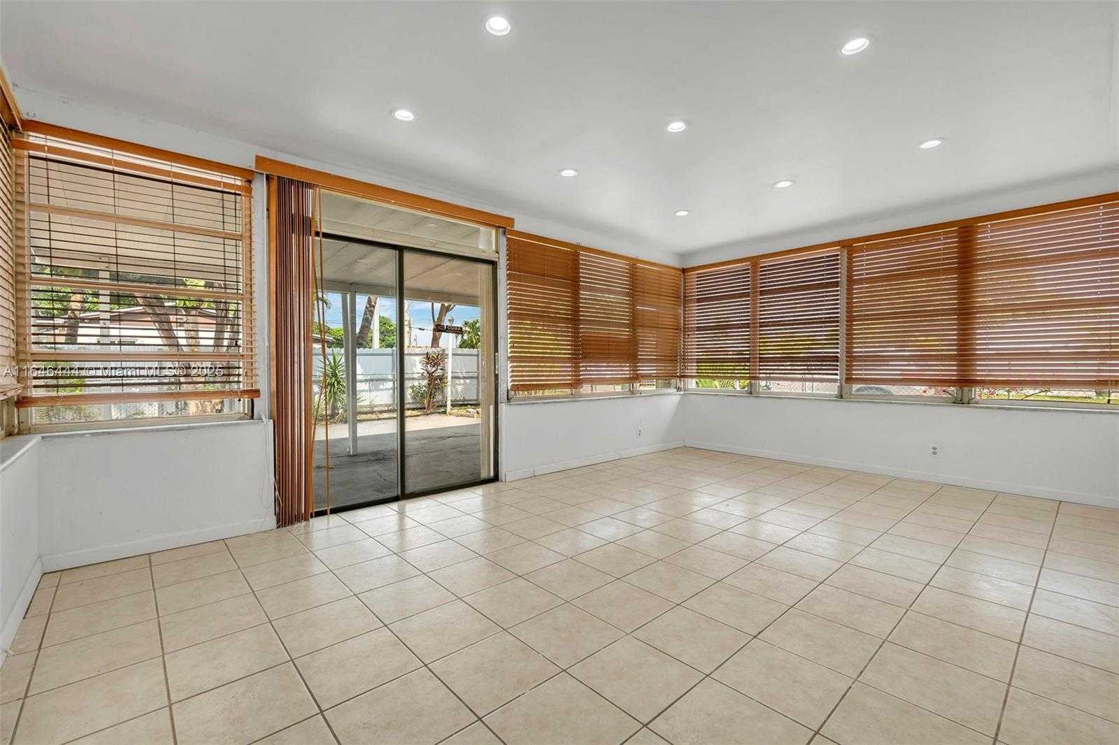 Small Image of 4296 EAST 9TH LN, Hialeah Number 15