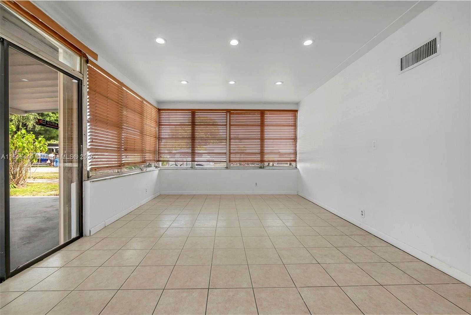 Small Image of 4296 EAST 9TH LN, Hialeah Number 16