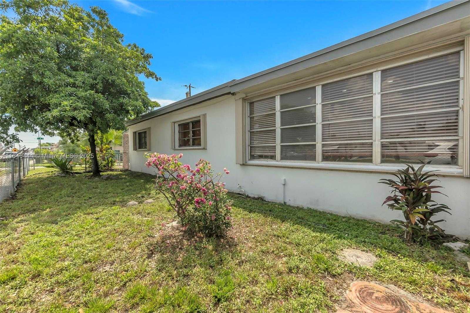 Small Image of 4296 EAST 9TH LN, Hialeah Number 22