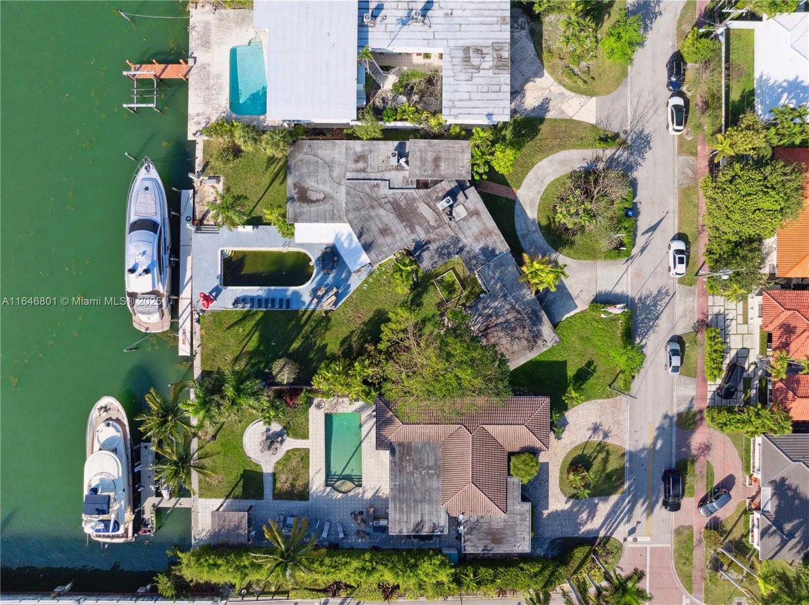 Small Image of 1020 SOUTH SHORE DR, Miami Beach Number 2