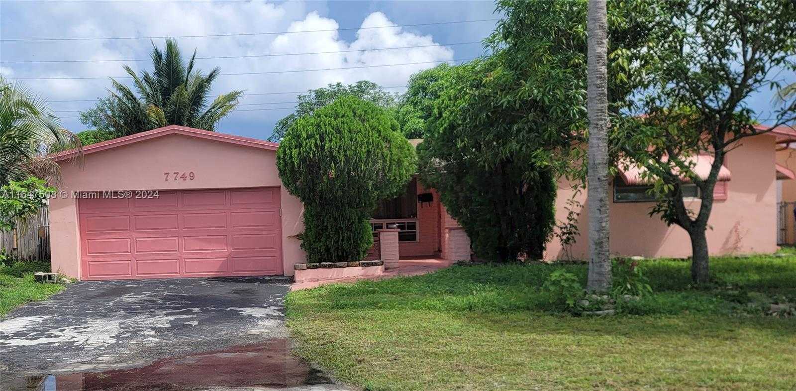 Small Image of 7749 FAIRWAY BLVD, Miramar Number 2