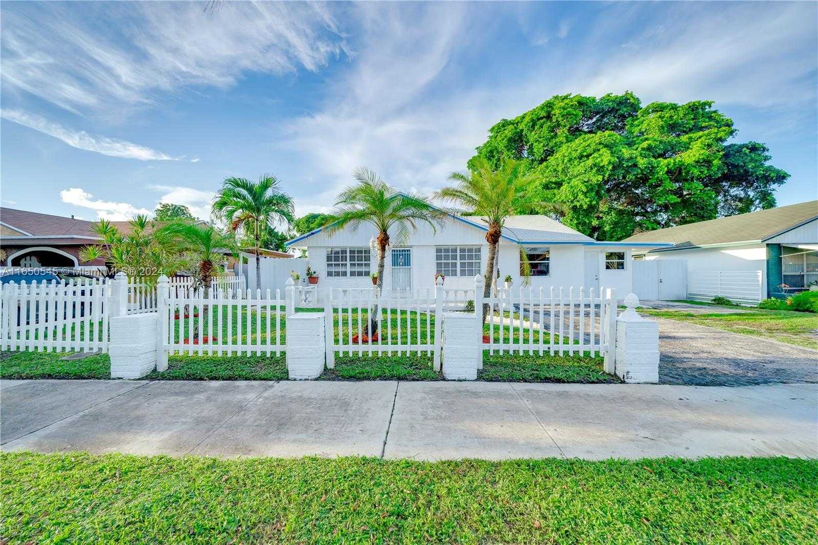 Small Image of 725 NORTH WEST 15TH CT, Pompano Beach Number 2