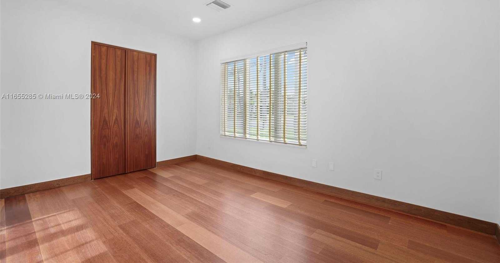 Small Image of 543 HIBISCUS DR, Hallandale Beach Number 11