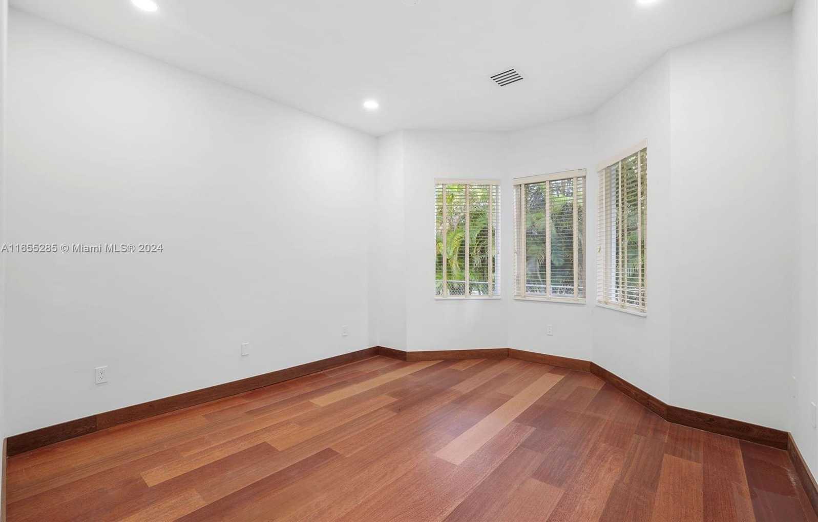Small Image of 543 HIBISCUS DR, Hallandale Beach Number 15