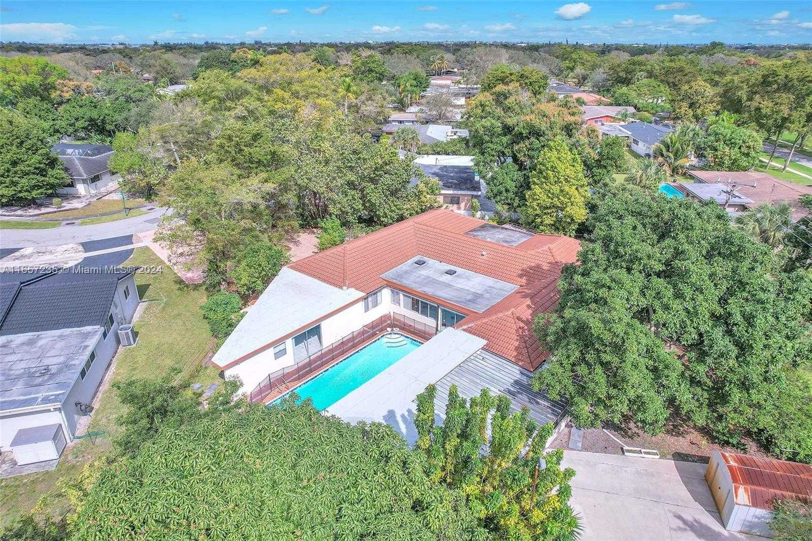 Small Image of 600 Camellia Ct, Plantation, FL 33317, USA Number 10