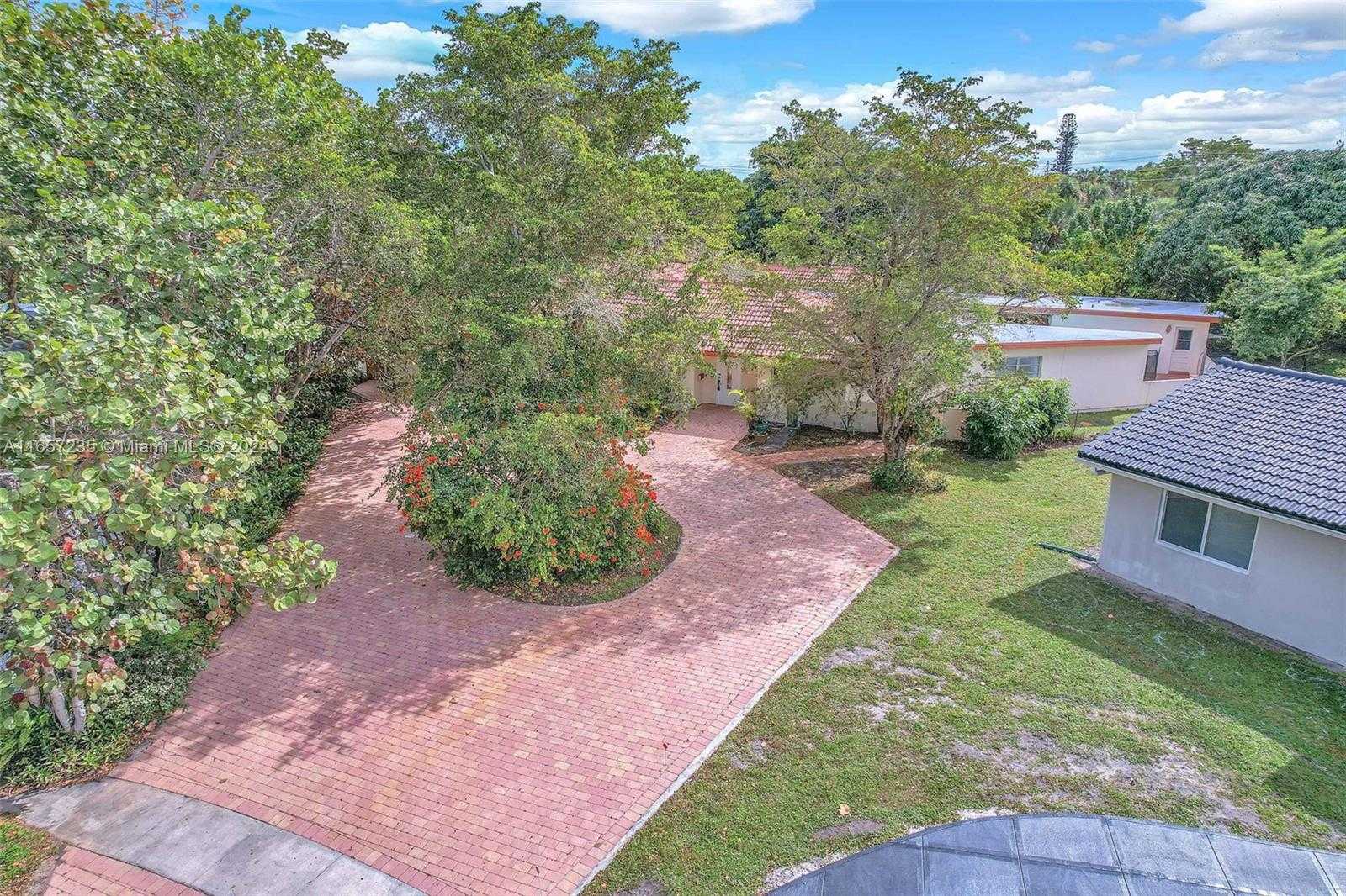Small Image of 600 Camellia Ct, Plantation, FL 33317, USA Number 11