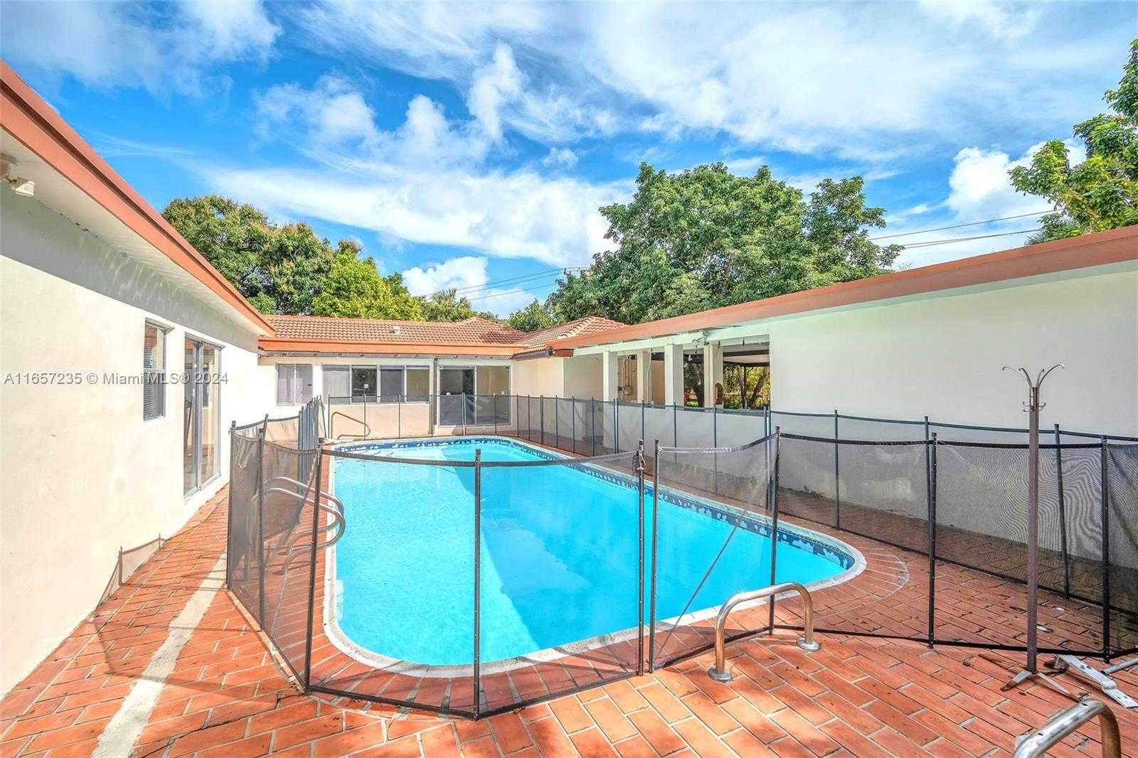 Small Image of 600 Camellia Ct, Plantation, FL 33317, USA Number 13