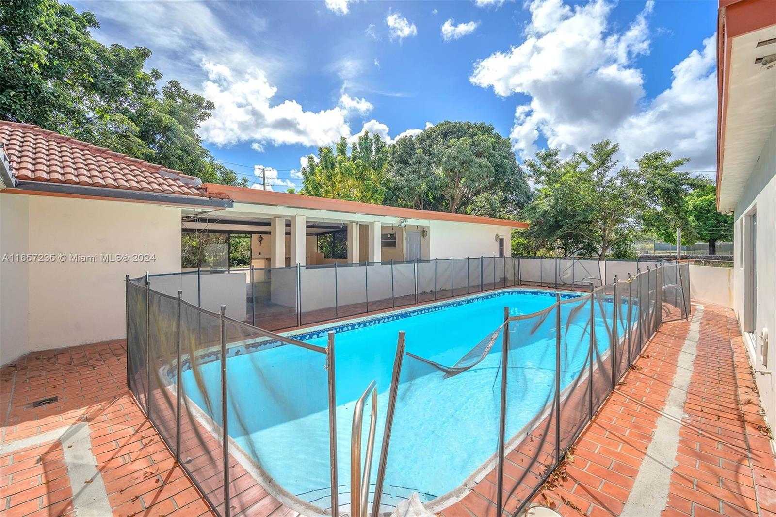 Small Image of 600 Camellia Ct, Plantation, FL 33317, USA Number 14