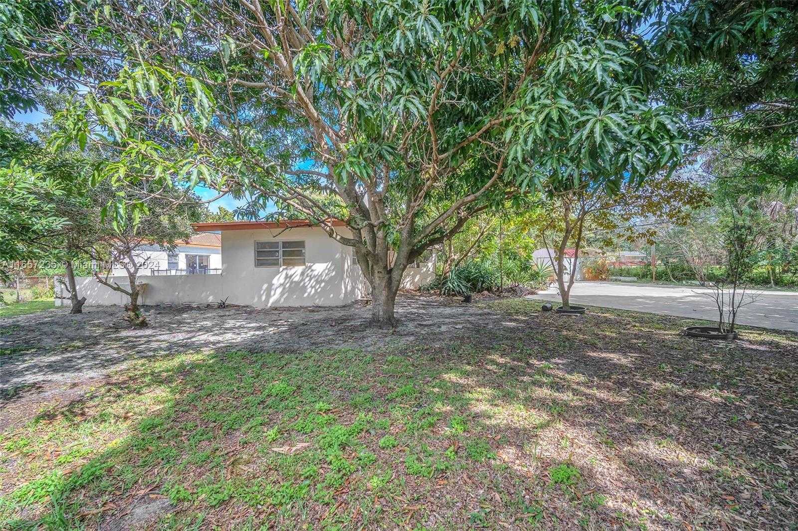 Small Image of 600 Camellia Ct, Plantation, FL 33317, USA Number 15