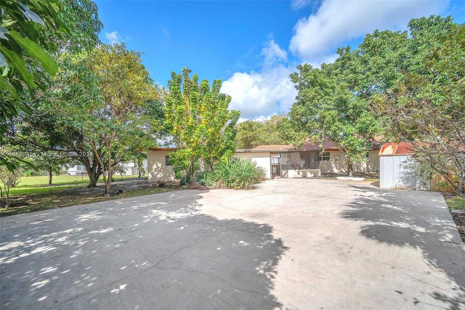 Small Image of 600 Camellia Ct, Plantation, FL 33317, USA Number 16