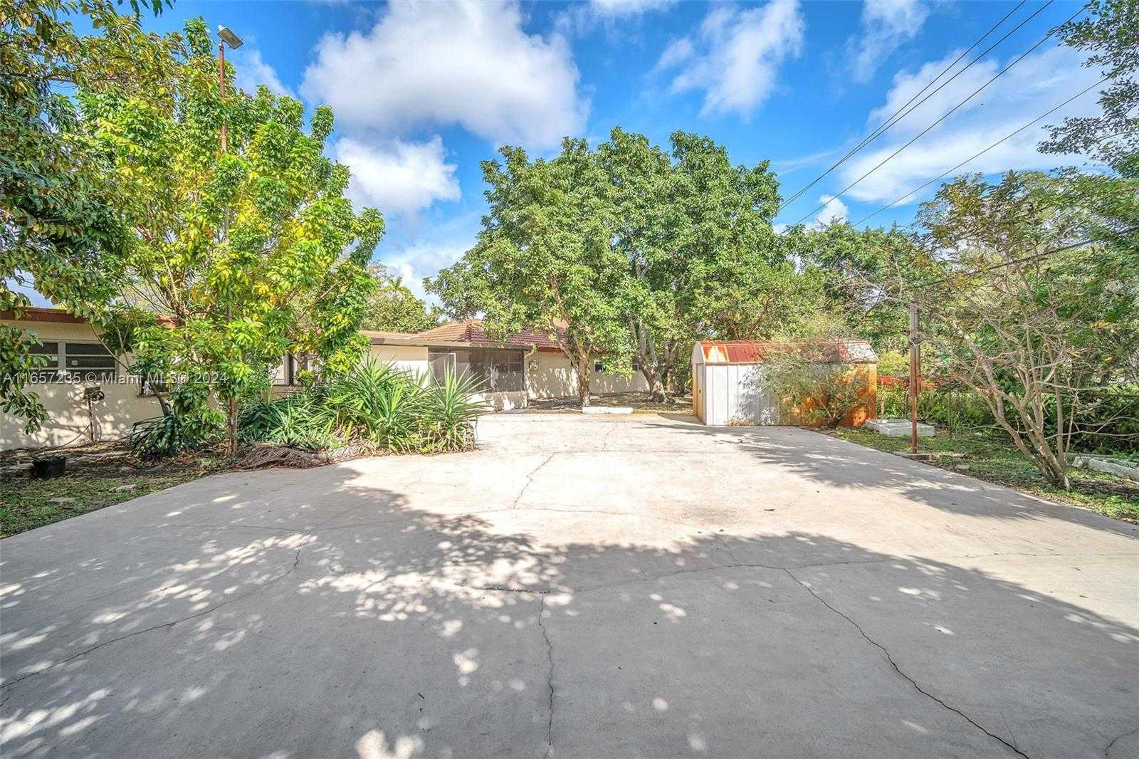 Small Image of 600 Camellia Ct, Plantation, FL 33317, USA Number 17