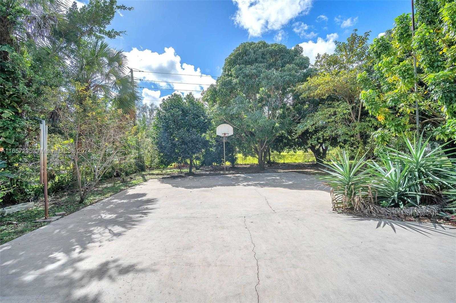Small Image of 600 Camellia Ct, Plantation, FL 33317, USA Number 18