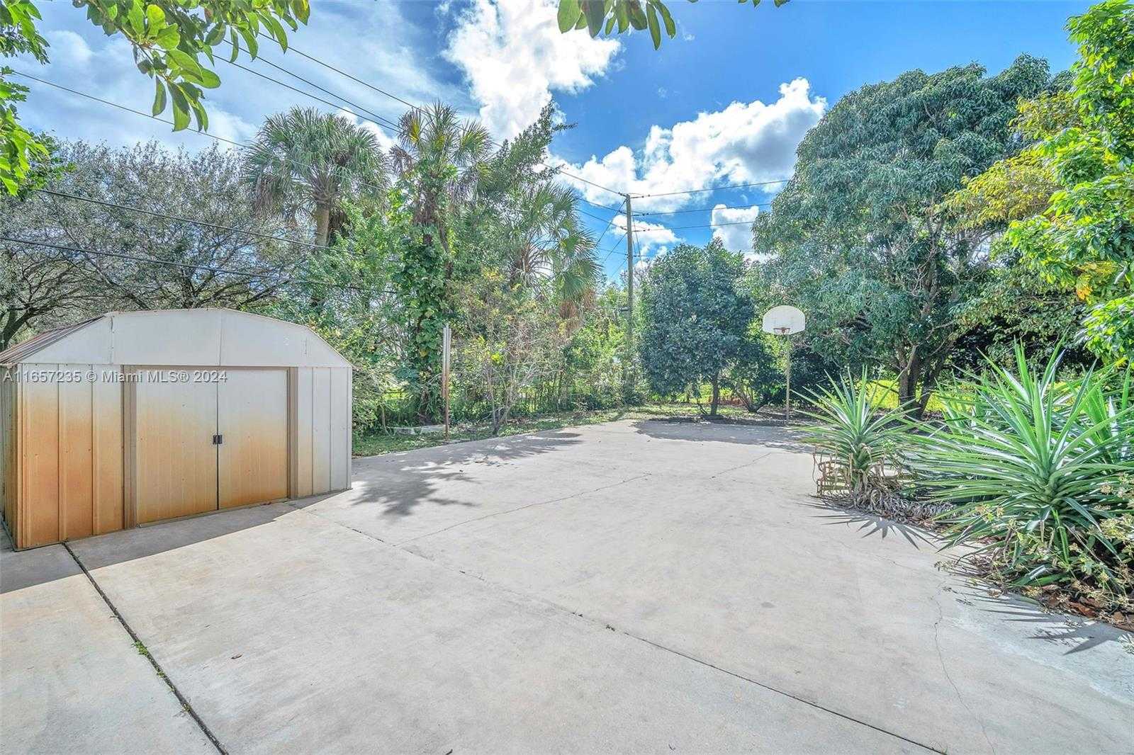 Small Image of 600 Camellia Ct, Plantation, FL 33317, USA Number 19